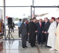 A su llegada a la Biblioteca Nacional, Su Majestad el Rey fue recibido por los directores de las Bibliotecas Nacional y Real de Marruecos, así como po